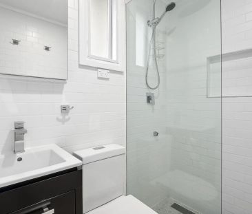 Modern Cottage Retreat in a Quiet Narrabundah Street - Photo 2