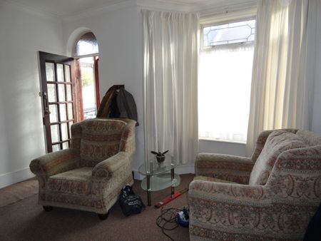 Three bedroom house close to ilford station - 2500 pcm - Photo 4