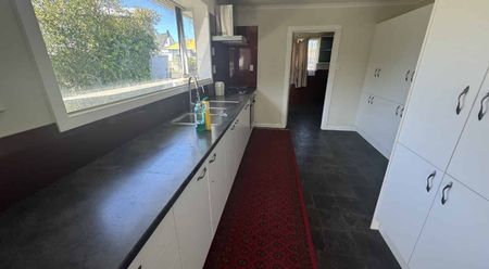 Family home Mt Roskill - Photo 3