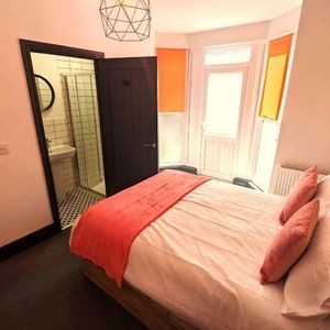 1 bedroom in a house share to rent - Photo 2