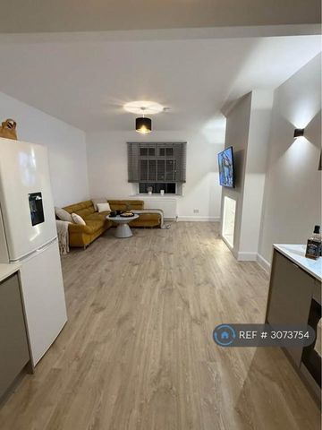 2 bedroom semi-detached house to rent - Photo 4