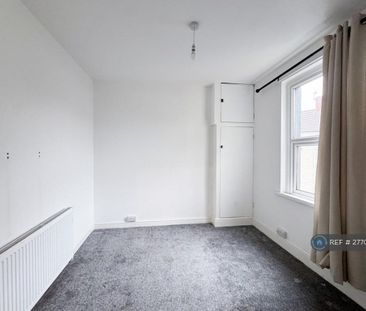 4 bedroom semi-detached house to rent - Photo 2