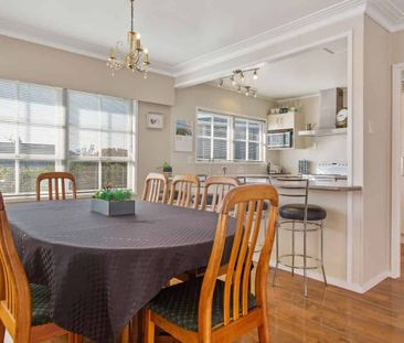 Spacious Three-Storey Family Home in Desirable Hillpark - Photo 2