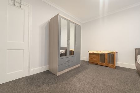 3 Bedroom House To Let - HP12 - Photo 5