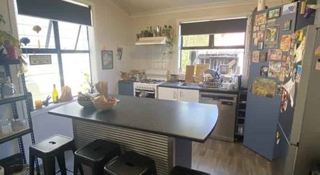 WELL PRESENTED STANDALONE 6x bedroom: - Photo 4