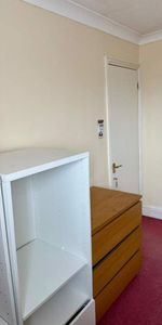 Room in a Shared House, Heathhurst Road, CR2 - Photo 4