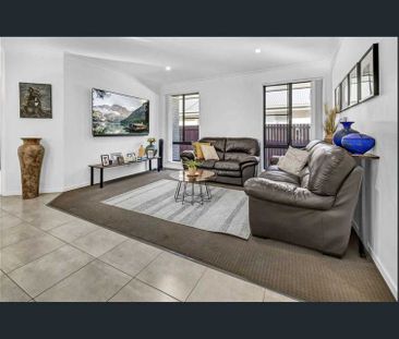Family Home on Fairbourne - Photo 4