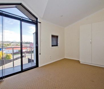 Modern 2 bedroom Townhouse - Photo 2