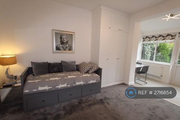 Studio to rent - Photo 1