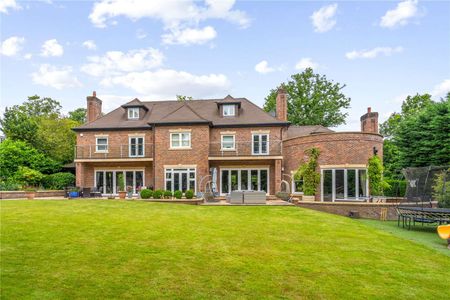 Available for short let, A stunning six bedroom family home on the prestigious Wentworth Estate. - Photo 3