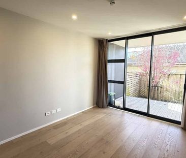 Modern TWO-Bedroom Townhouse in Prime Location - Photo 2
