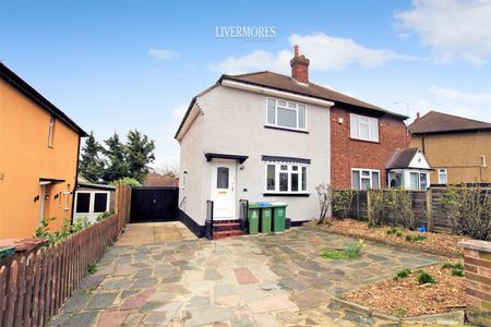 3 bedroom Semi-Detached House to let - Photo 2