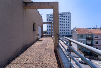 Apartamento T1 com terraço e lugar de garagem situado no Campo Alegre