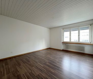 Situated in a sunny location with a seating area - Photo 2