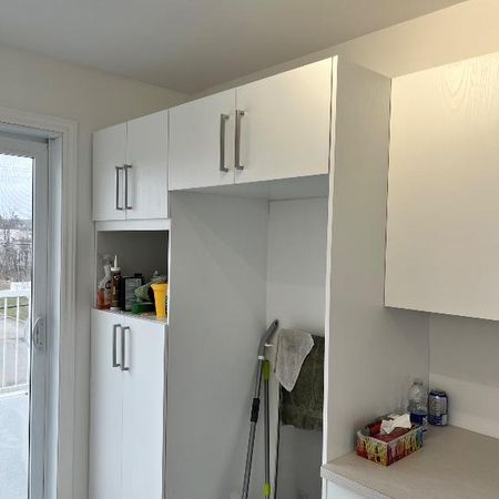 Très beau grand 5 1/2 à louer à St Jérôme très propre impeccable , pas d’animaux, 2 ème etage, 2 espace de stationnement, libre immédiatement, balcon - Photo 4