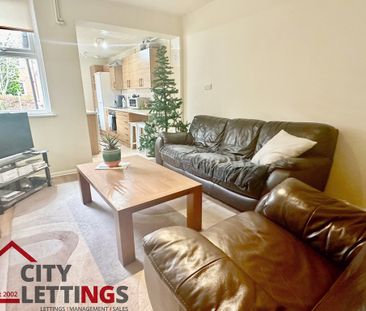 4 Bedroom Mid Terraced House - Photo 2