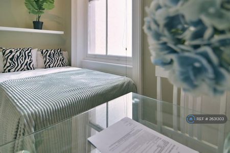 1 bedroom in a house share to rent - Photo 2