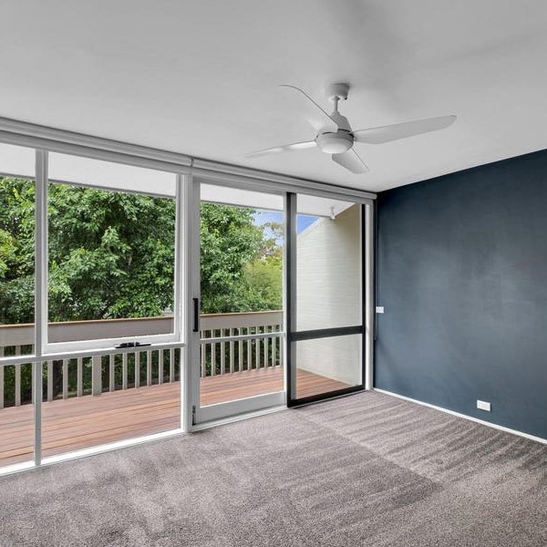 Three-Bedroom Townhouse Haven in Leafy Pearce! - Photo 1