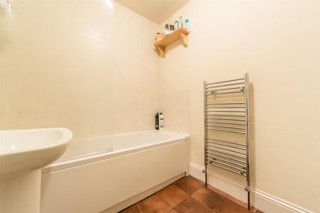 5 bed terraced house to rent in Falmouth Road, Heaton, NE6 - Photo 2