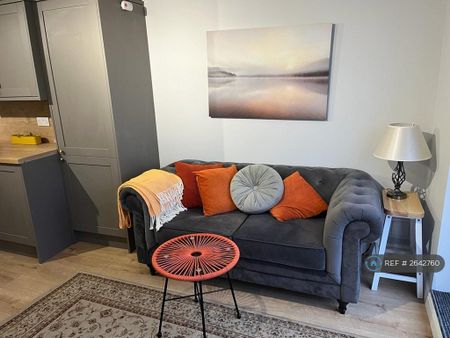 2 bedroom flat to rent - Photo 2