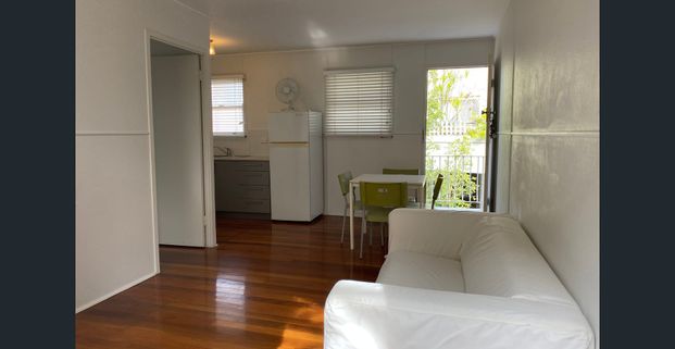 GREAT LOCATION - ONE BEDROOM - STYLISH UNIT - Photo 1