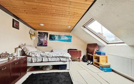 A spacious property on a quiet residential street in Redland, within walking distance of local amenities and Durdham Downs. - Photo 2