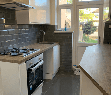 Loft room for single female close to ilford lane- - Photo 3