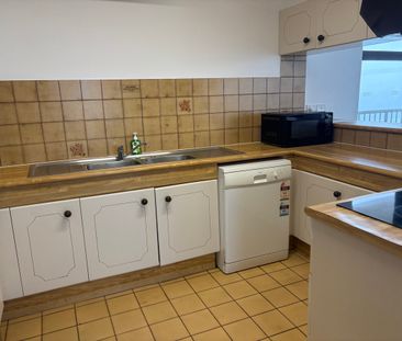 Fully Furnished High Rise Apartment Overlooking Surfers Beach - Photo 3