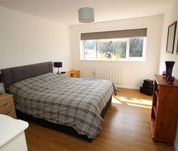 2 bedroom Flat To Let - Photo 2