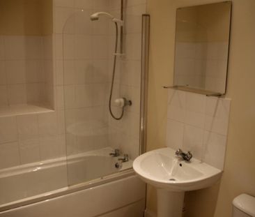 2 bedroom Flat To Let - Photo 6