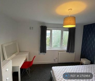 3 bedroom flat to rent - Photo 4