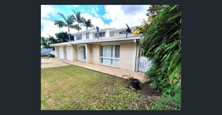 FAMILY HOME - SPACIOUS LIVING - POOL - Photo 5