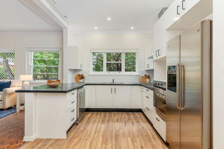 Recently Renovated Family Home - Garden Maintenance Included! - Photo 5