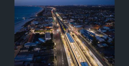 Beach Property 4 Bedroom Petfriendly 1min walk to train station, Aldi & shops - Photo 3