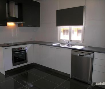 Renovated, Roomy & Ready - Family Living in the Heart of Coorparoo! - Photo 4