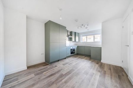 4 bedroom end of terrace house to rent - Photo 4