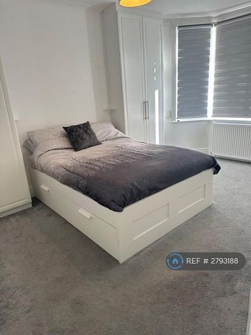 3 bedroom flat to rent - Photo 2