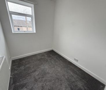 3 bedroom end of terrace house to rent - Photo 2