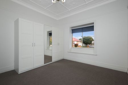 Family Home - Photo 3