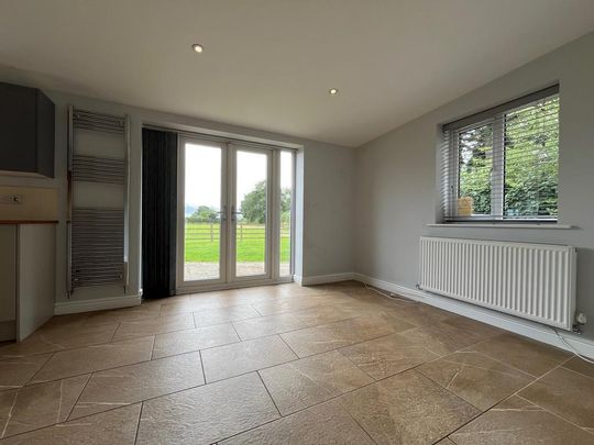 2 bedroom barn conversion to rent - Photo 1