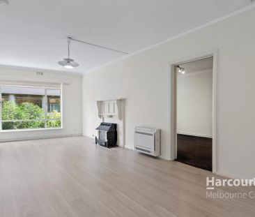 Fawkner Park Perfection: Rare Boulevard Opportunity! - Photo 1
