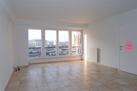 Lichtrijk appartement met 2 slaapkamers te huur in hartje Kortrijk - Photo 2