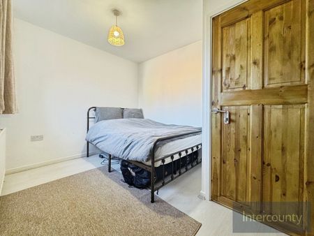 Churchfields, CM24, Stansted - Photo 5