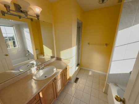 For Lease - 395 Flagstone Way, Newmarket, Ontario - Photo 4