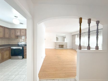 For Lease - 214 Dixon Road Unit# Main, Toronto, Ontario - Photo 4