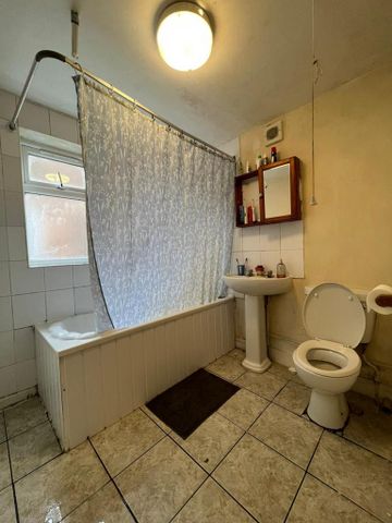 4 bedroom end of terrace house to rent - Photo 3