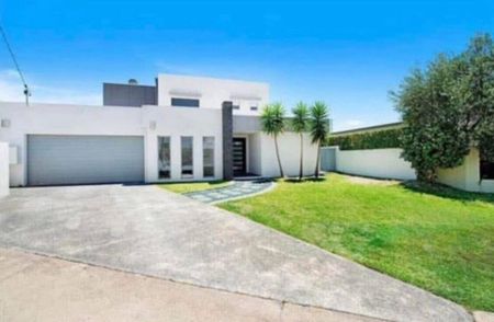 Broadbeach Waters - Photo 2