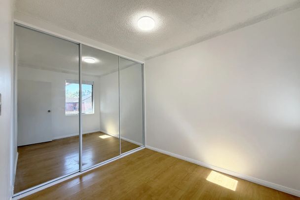 Bright Top-Floor 2 Bedroom Apartment with Leafy Outlook - Photo 1