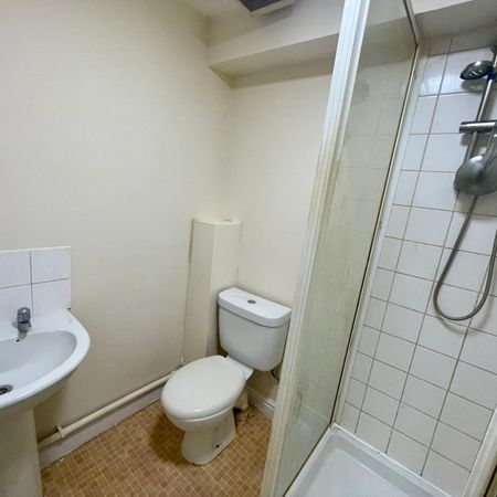 This charming newly painted and decorated 1-bedroom apartment is ideal for singles or couples, offering a fitted kitchen, modern shower room, and convenient central location. With shops, transport, and amenities nearby. Safe and secure. - Photo 3