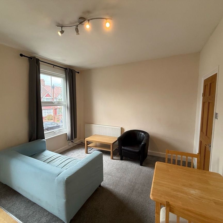 2 Bed Flat, Longley Road, SW17 - Photo 1
